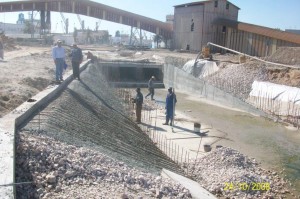 Travaux de construction du canal de drainage